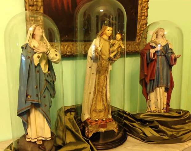 A Lucera Una Mostra Di Statue Di Santi E Madonne Sotto Campane Di Vetro
