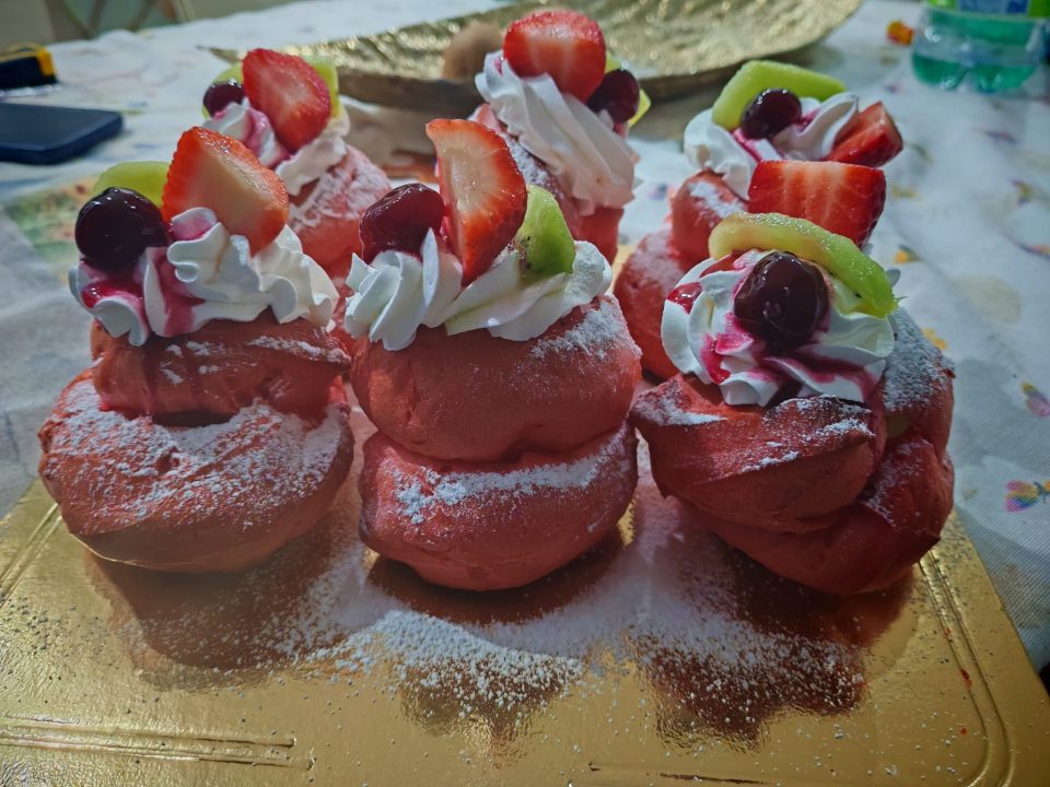 In cucina con Lucia: Zeppole "red velvet" con frutta fresca